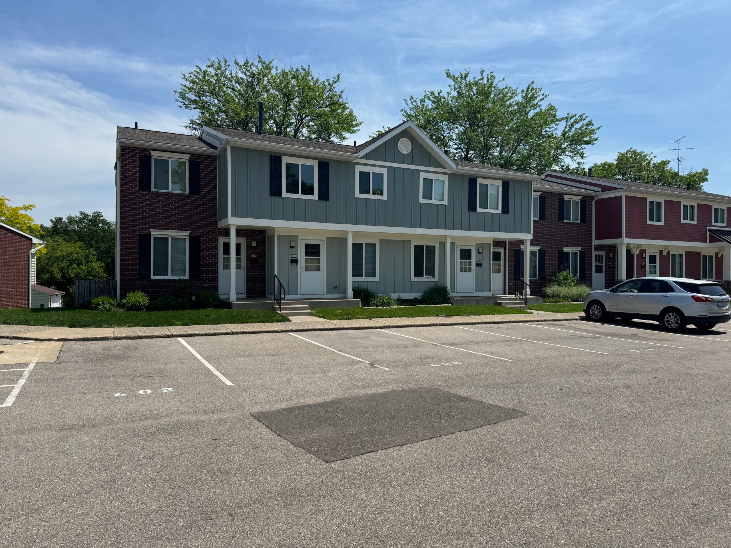 Hillview Townhomes & Apartments Building