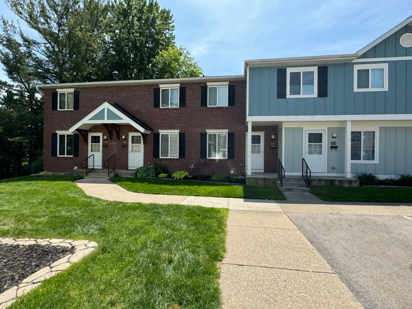 Hillview Townhomes & Apartments Building